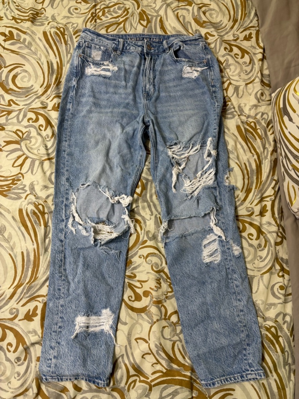 American Eagle Outfitters Light Wash Distressed Woman’s Relaxed Jeans